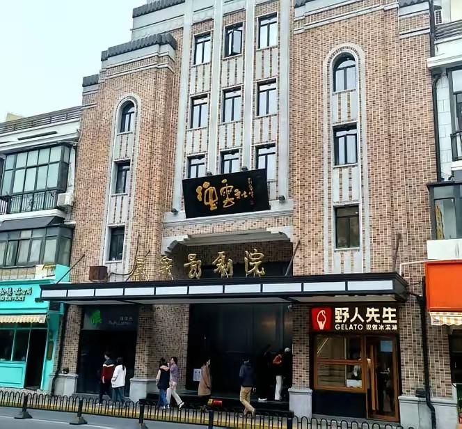 上海德云社遭遇到了“水土不服”，很多上海人表示“听不懂，段子俗”。“实在太好