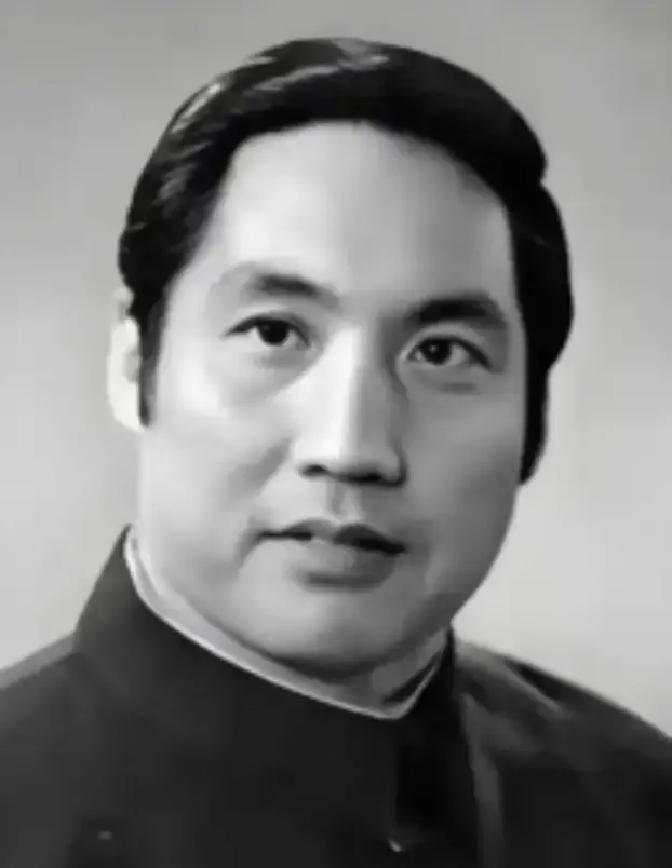 1977年，曾因饰演《红灯记》李玉和红遍全国的钱浩梁，被撤销党内外一切职务、停止