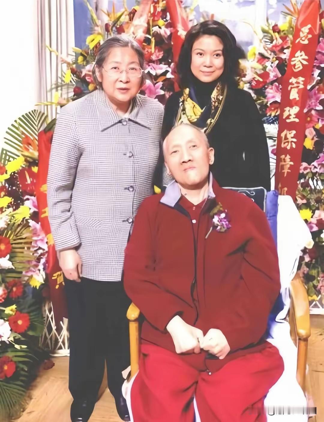 这是李敏晚年时和二哥毛岸青一起拍的照片，非常罕见！李敏是毛主席和贺子珍生的女
