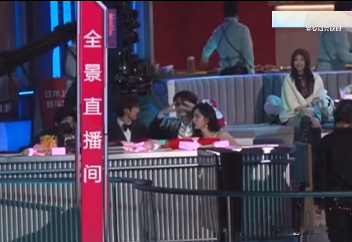 1月1日，黄子韬徐艺洋表演时，镜头给到好六团，丁程鑫害羞到捂眼，何炅在一旁笑话他