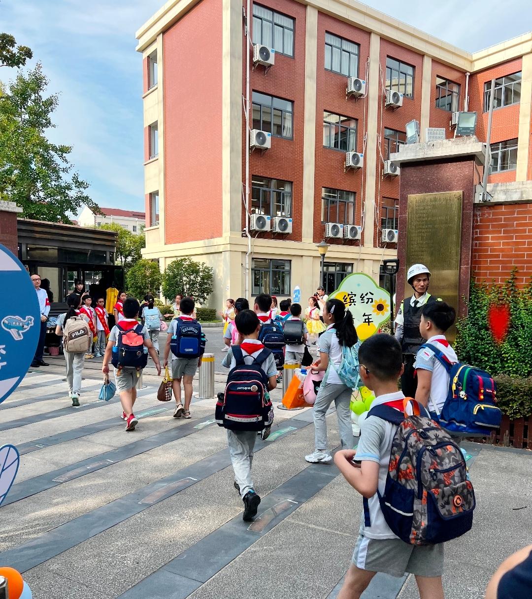 不少家长见孩子内向、不愿与人交流，就强行催着社交，反而让孩子愈发抵触、甚至变得社