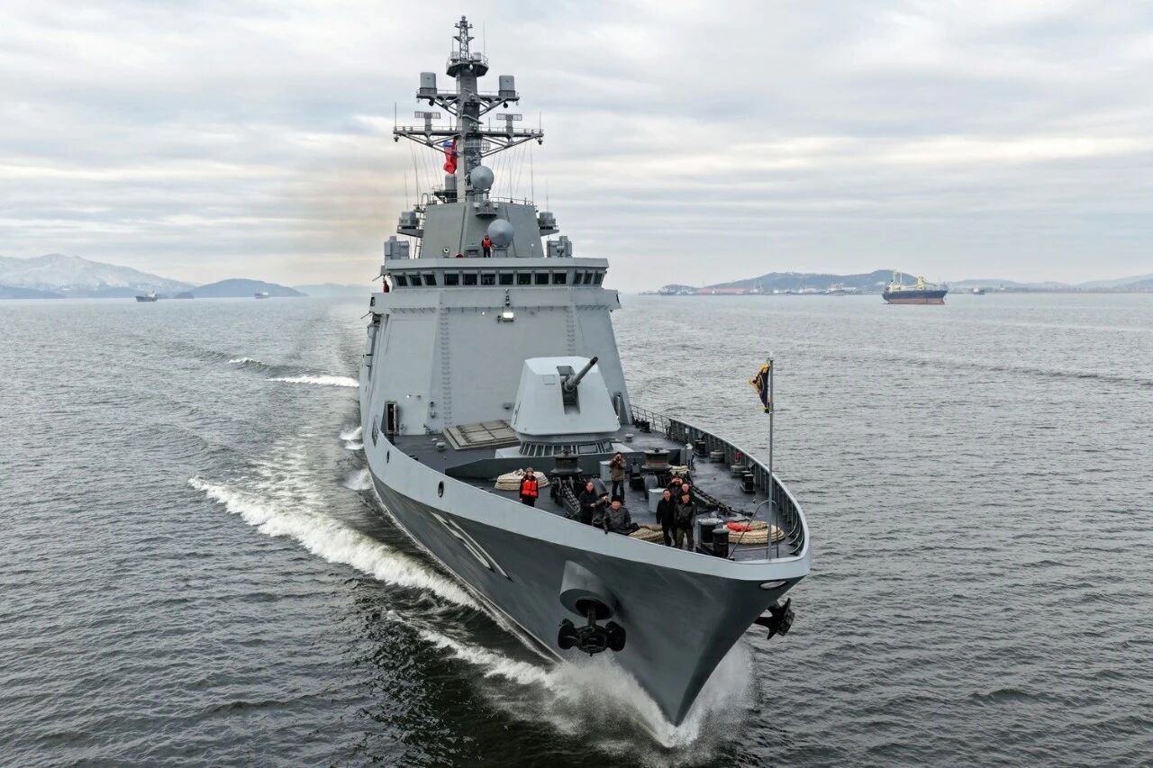 朝鲜元首登上第一战舰，5000吨级驱逐舰机动性试航！崔贤号是朝鲜打造的第一款大吨