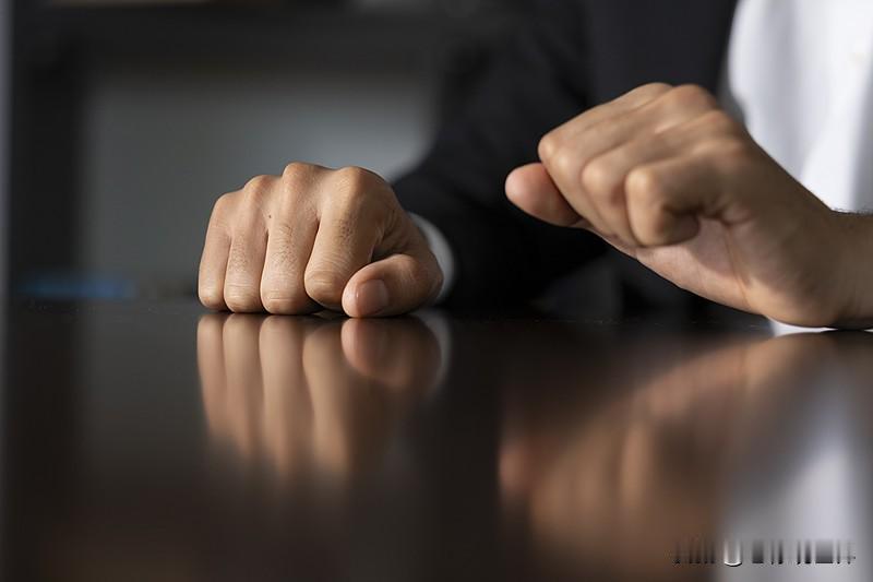 这很刺耳却也很真实。几乎所有私企老板都不会主动给员工加工钱。给工人加的一千块，比