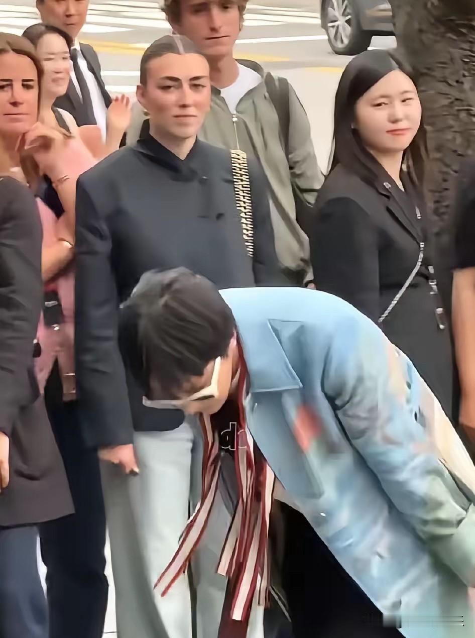 权志龙这是咋了？香奈儿大秀上怎么跟做贼心虚似的？5月26日香奈儿首尔大秀，排