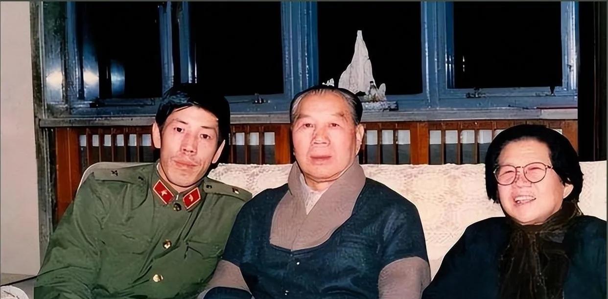 1976年司令员皮定均机毁人亡，司令部空悬一年无人敢坐，新司令上任第一件事不是阅