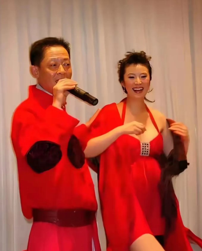 这一张照片拍摄于2012年，中国内地男演员王志文和妻子陈坚红在家中唱卡拉OK时的