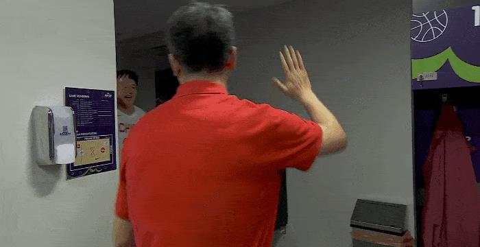 郭士强不愧是心灵导师！大胜新西兰赛后，他在赛后更衣室门口依次和队员击掌拥抱，球员