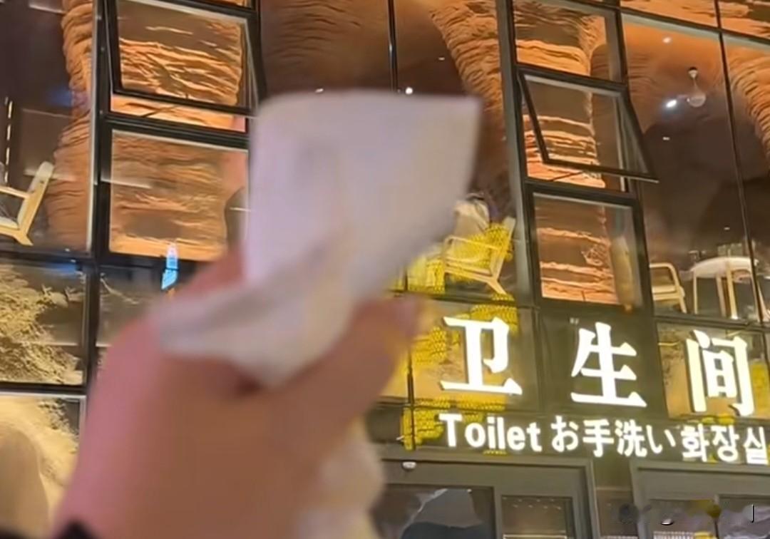 谁能想到，如今出门旅游，打卡景点居然轮到了厕所！甘肃敦煌夜市的“净界”卫生间，自