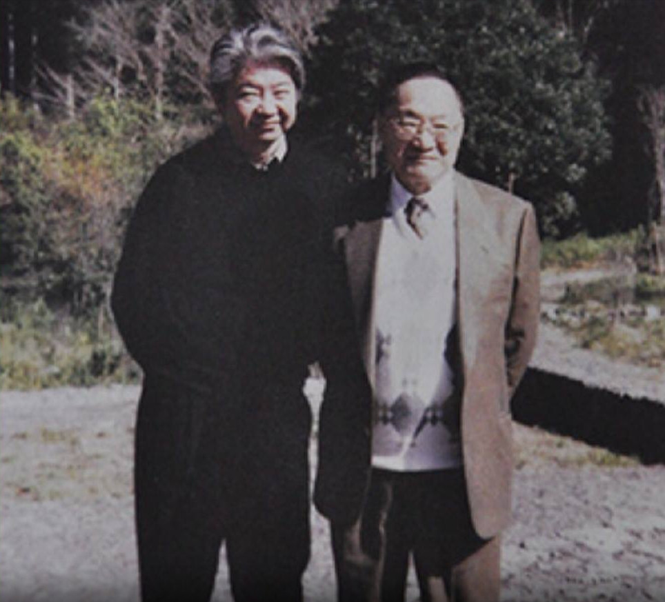 蔡澜曾在老友倪匡介绍下认识金庸，金庸认为他是一个真正潇洒的人，其后开始在《明报》