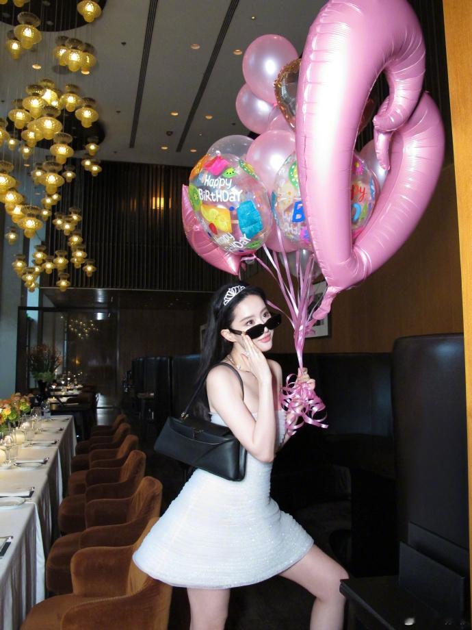 刘亦菲梦回19岁时的金鹰女神刘亦菲生日照和19岁有什么区别，这状态哪像快四十岁啊