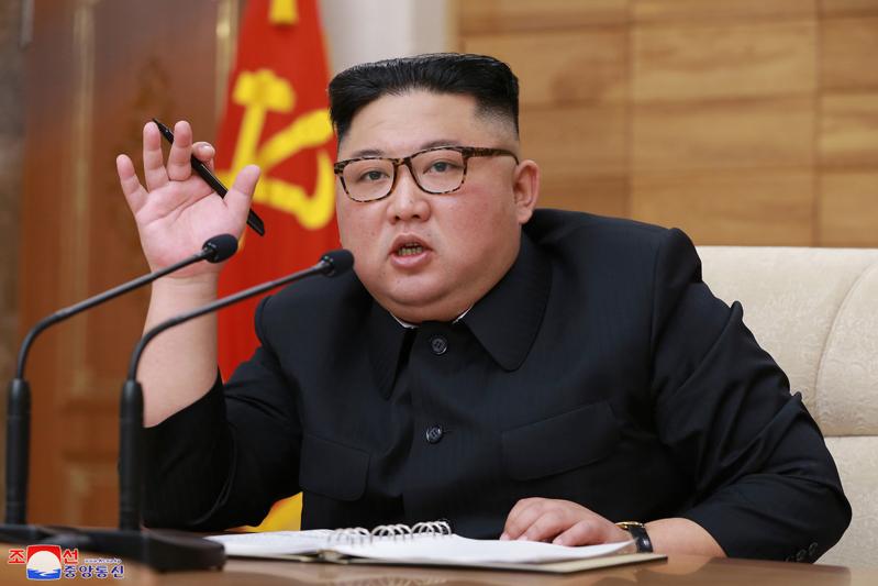 7月9日平壤的一场会议，金正恩一口气签了7份命令书。 朝中社7月10日的报道