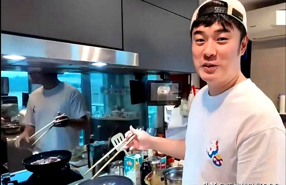 都说娱乐圈的恩爱全是演的，但有些下意识的偏袒真装不出来。刚被拍到的聚餐局上，陈赫攥着半杯冰可乐，胳膊
