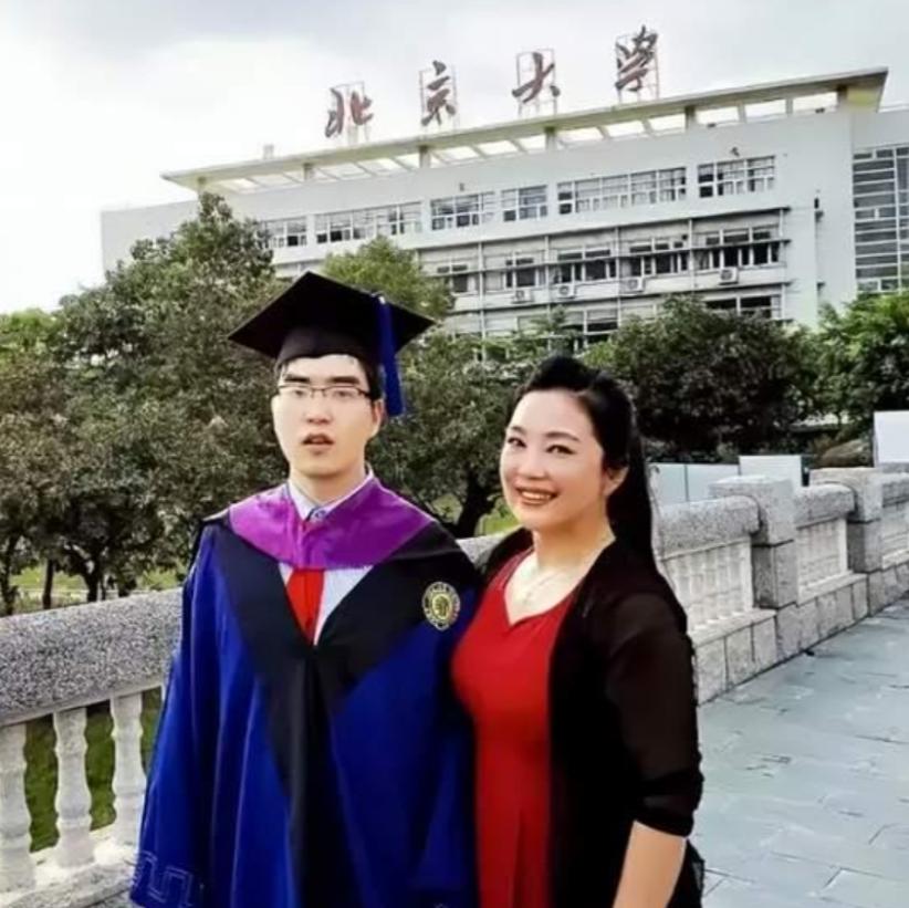 1988年，武汉1女老师挺孕肚上课，突然腹痛不止，丈夫赶来一看，高兴说：要生了。