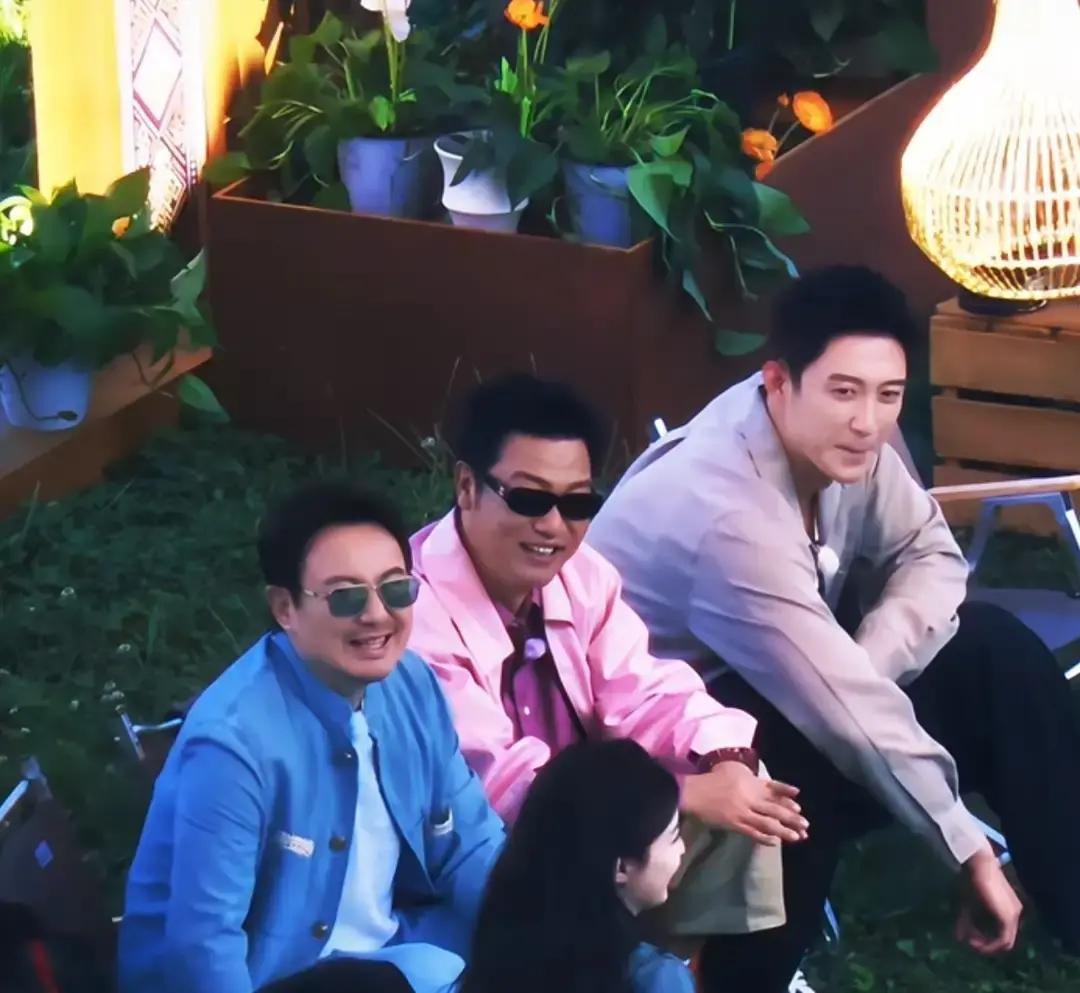 黄景瑜录综艺，全程没跟王楚然说一句话，连休息区接水都等对方走了才去。2023年全网拿王楚然版消防员对