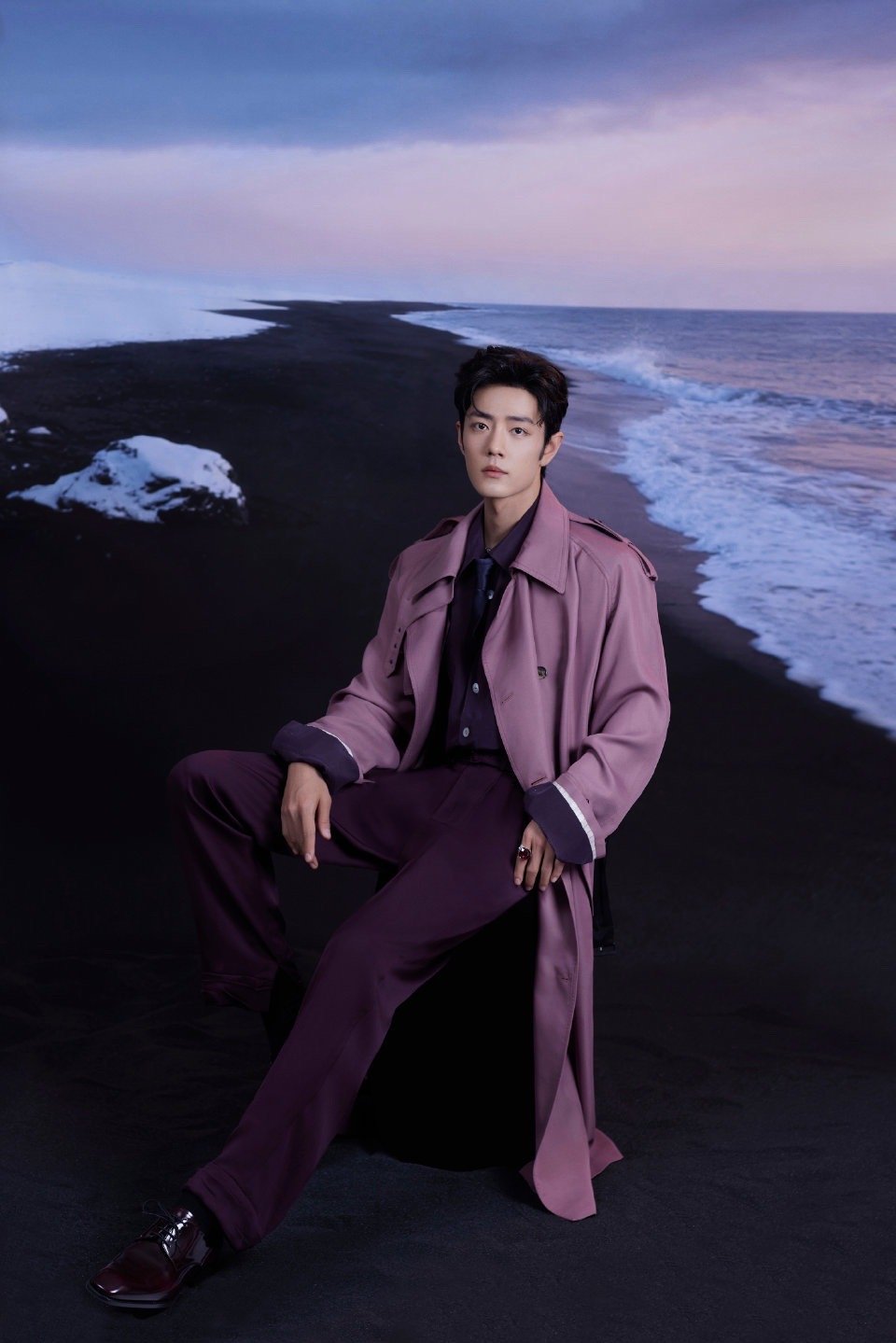 穿圣罗兰的肖战，选择与高级珠宝主石颜色相衬的粉紫Look，整体色调统一。服装：S