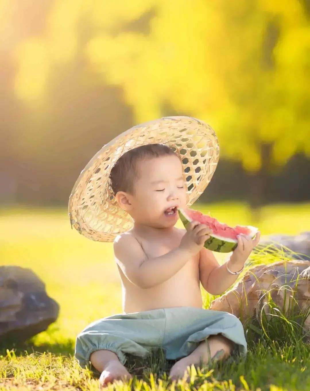 不是年轻人不想生孩子，而是你生的起养不起，养育孩子的成本太高了，上个幼儿园学费就