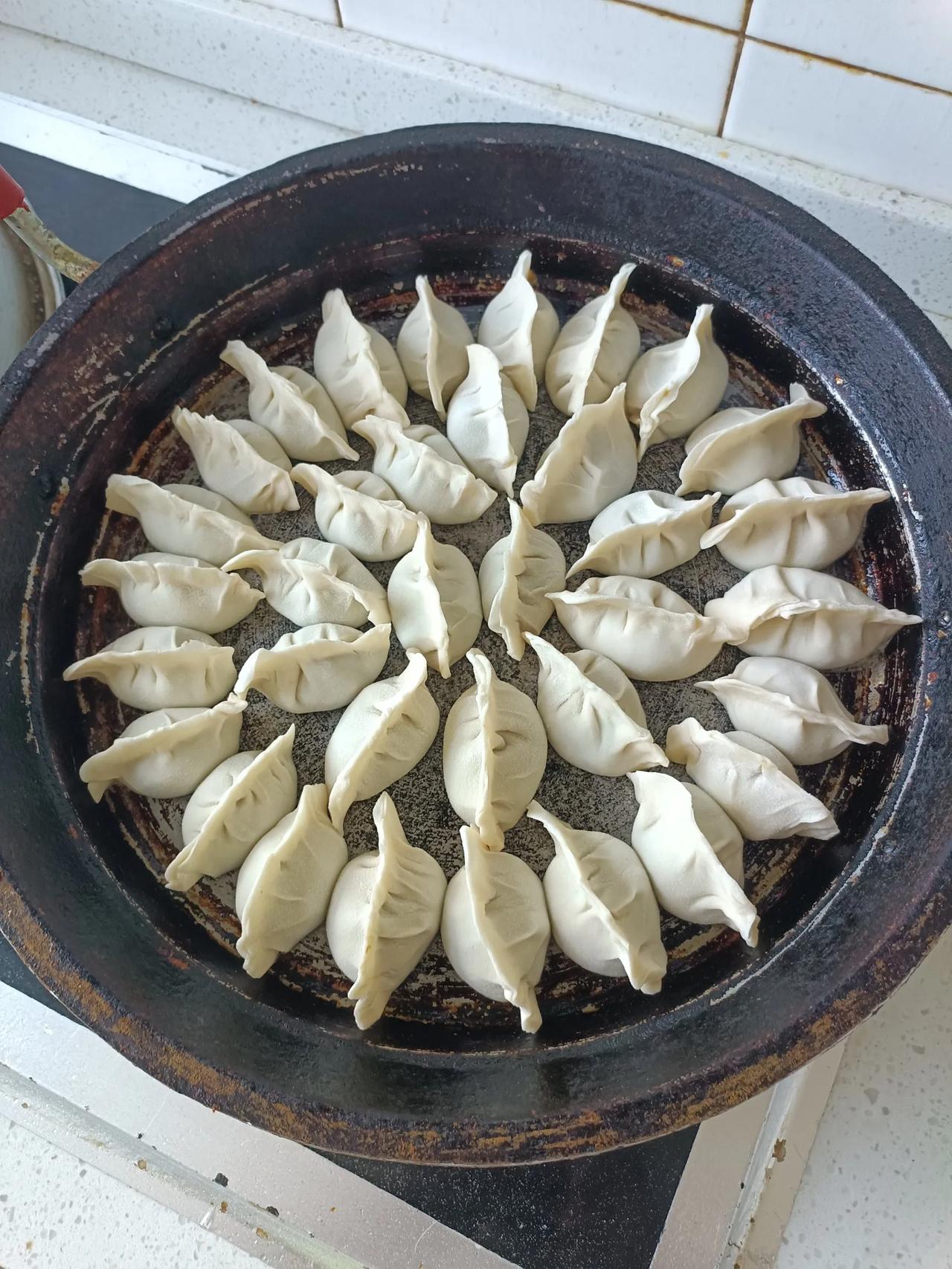 今天做的闷饺子，很久没有做了，儿子想吃那就做，这几年围着锅台转，厨艺增