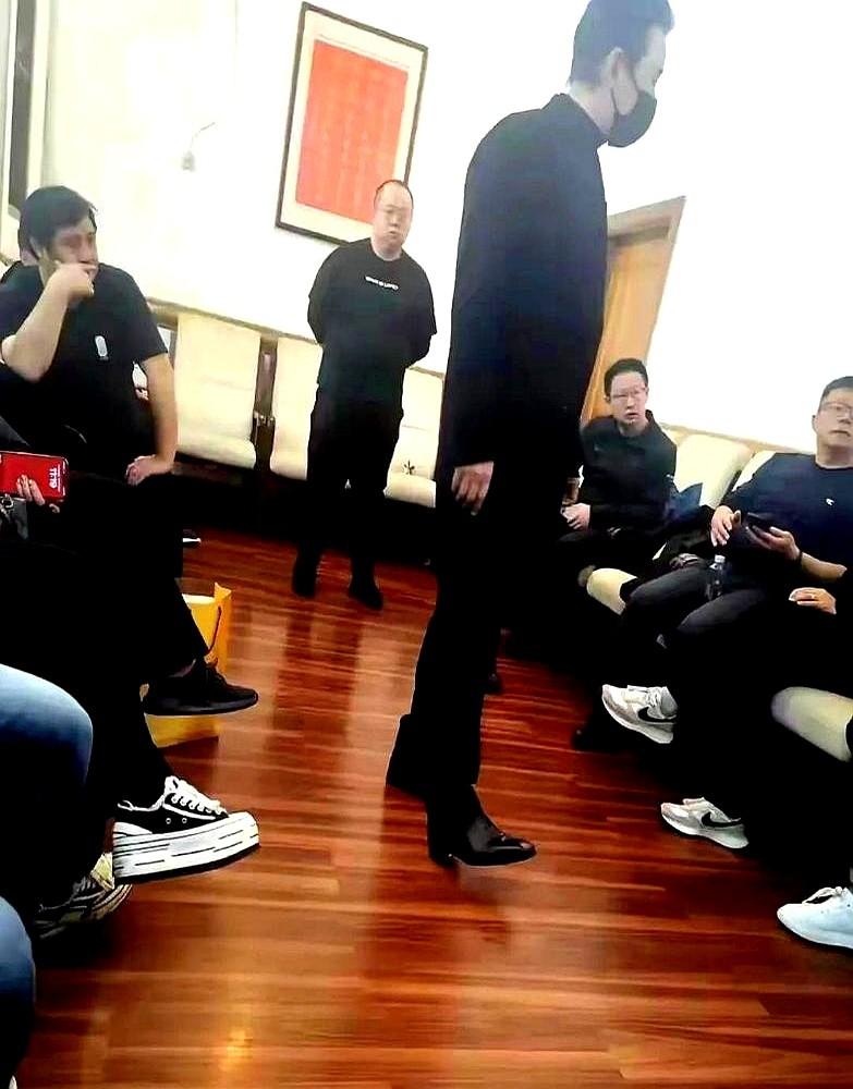 刷到罗晋父亲葬礼的事。看到江西老家那群亲戚，都放下手里的活计，买票跑去北京送