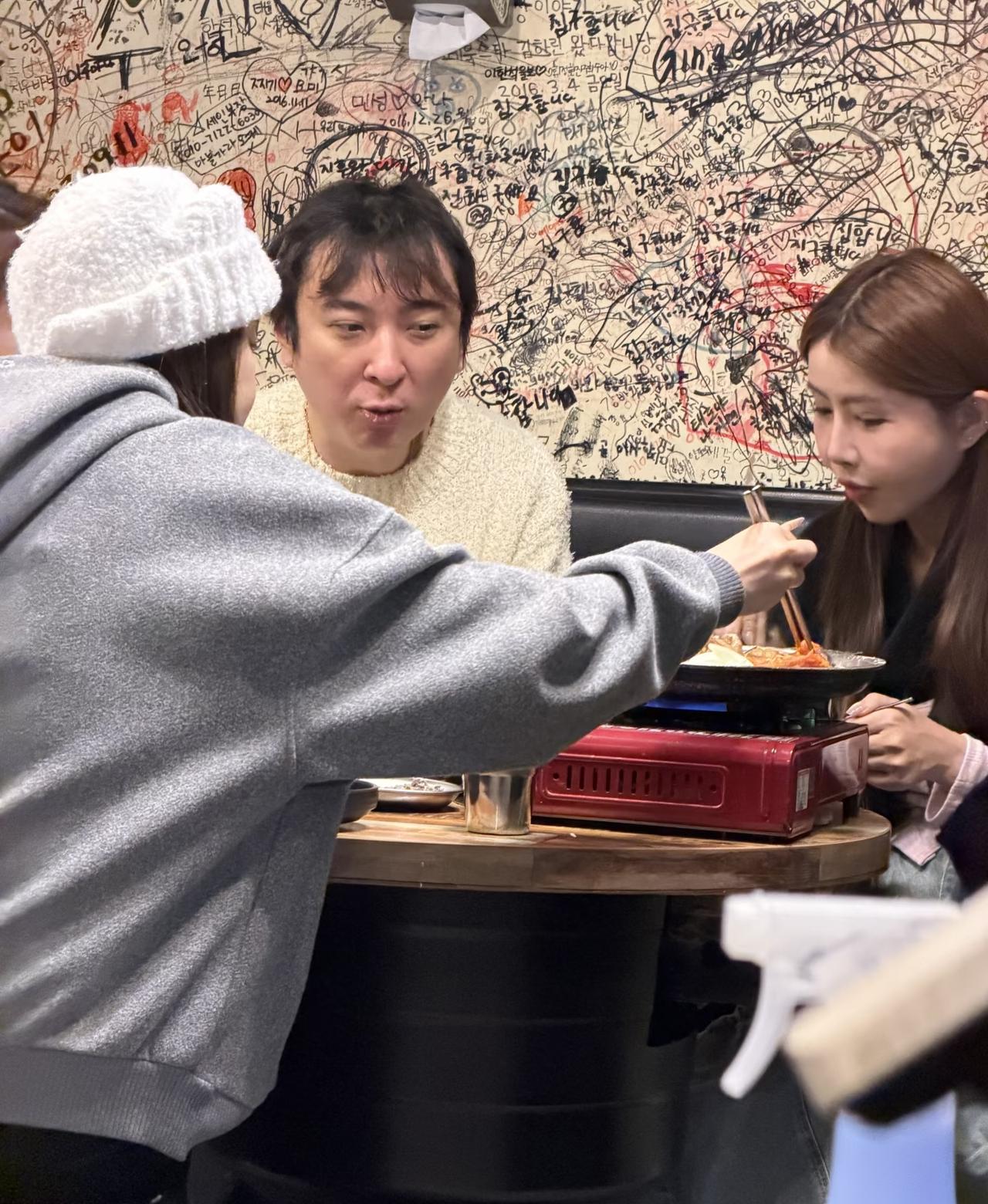 38岁王思聪和三个女生在韩国餐馆吃烤肉被偶遇，他现在看起来好沧桑，头发稀疏，脸型