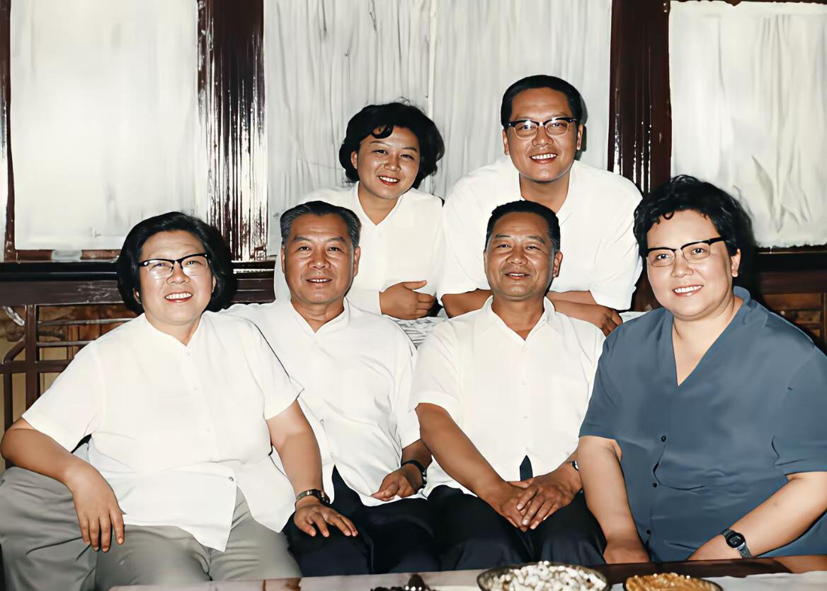 1979年，杨成武、张廷发两家人的家庭聚会留影。前排左起赵志珍、杨成武、张廷发、