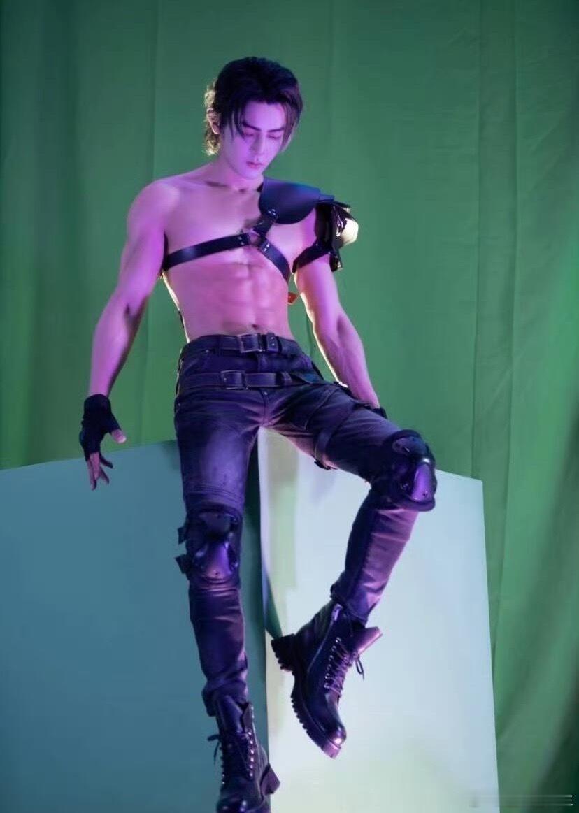 44岁的汪东城身材太哇塞了吧，宽肩窄腰，腰腹线条紧致流畅，堪称雕像级别。这个年纪