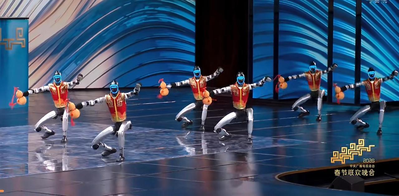 央视春晚开播一个小时，有3个万万没想到：第一，没想到机器人全面入侵春晚，去年