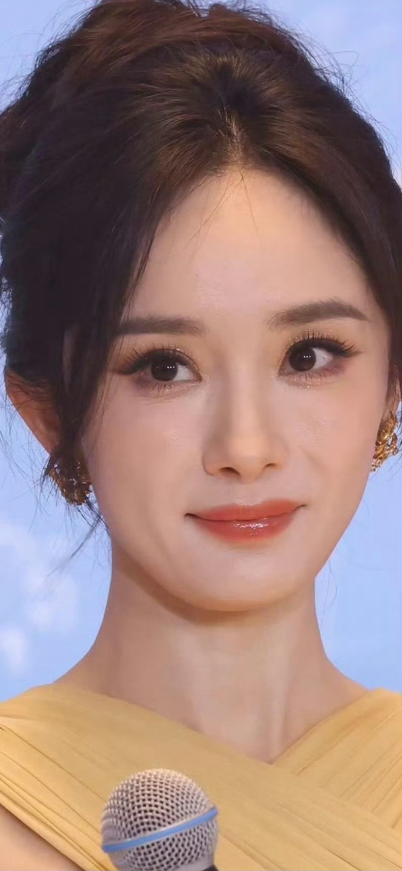 杨幂的怼脸生图还是很精致的