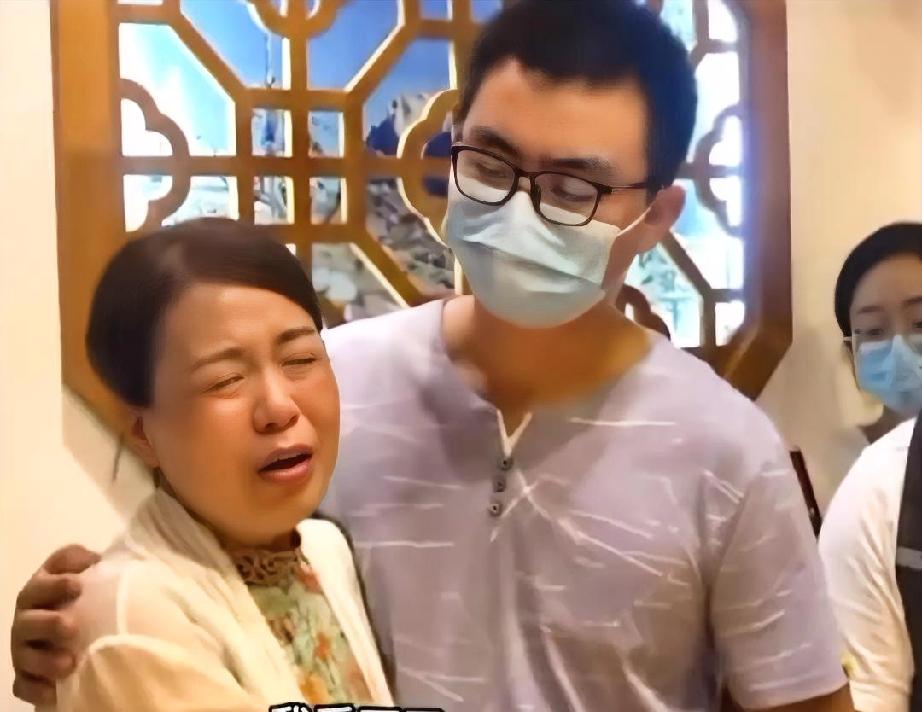 这位妈妈太崩溃了，一手养育了28年的孩子，是别人的儿子，琴棋书画样样精通，却抱憾