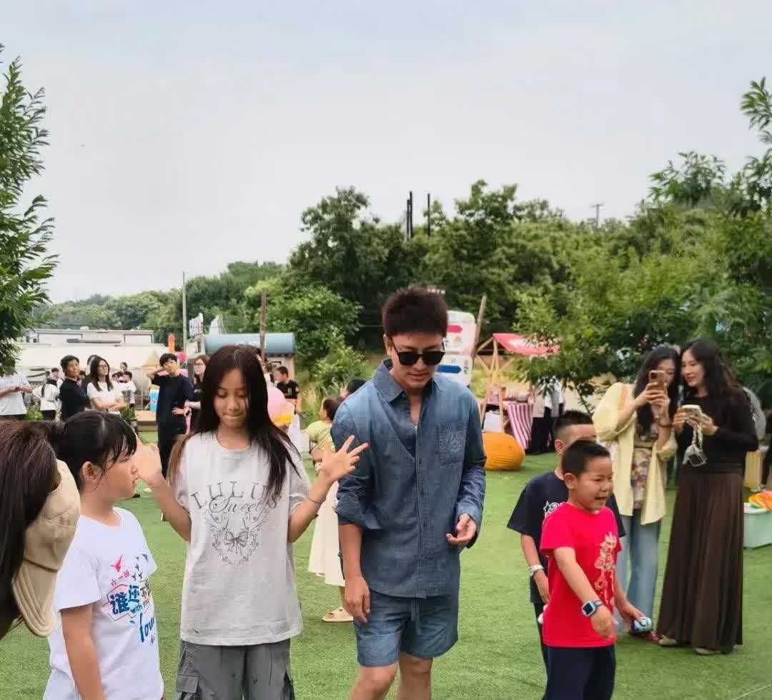 不怪李小璐为他生孩子，真人巨帅啊。[赞][赞]