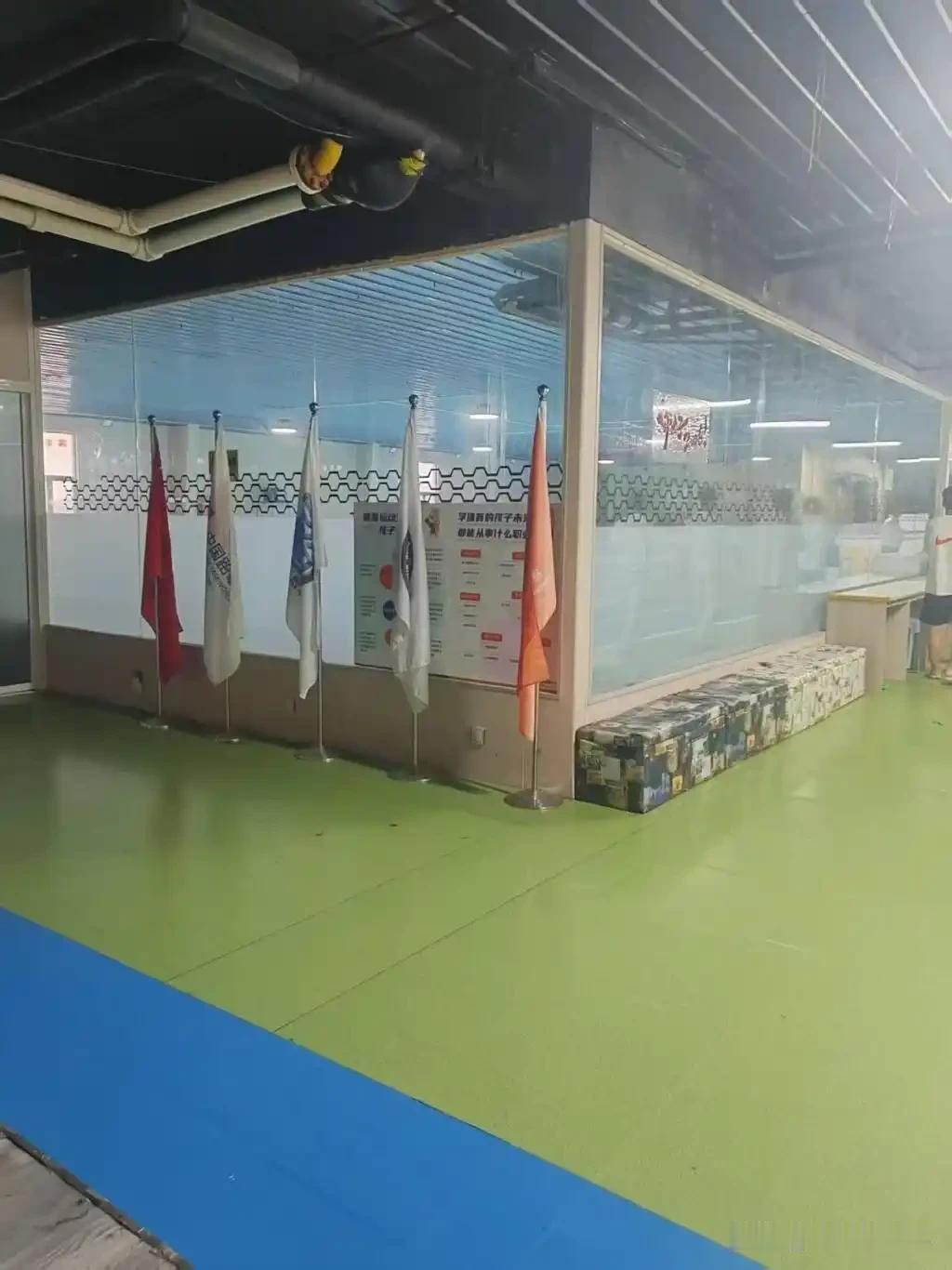 又一起悲剧！河北高碑店，11岁的王沐在游泳馆浅水区玩，妈妈在外面等候区休息。