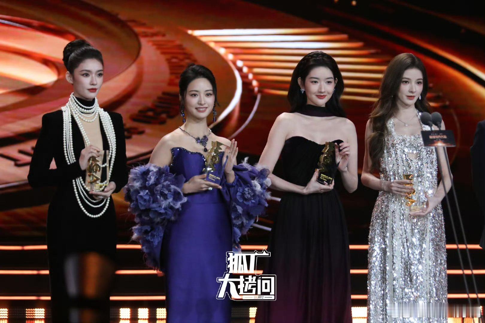 这真的太虐了[笑着哭]谁安排的这四个同框最矮最敦脸最大还最黑[捂脸哭]幸好王姐发型眼