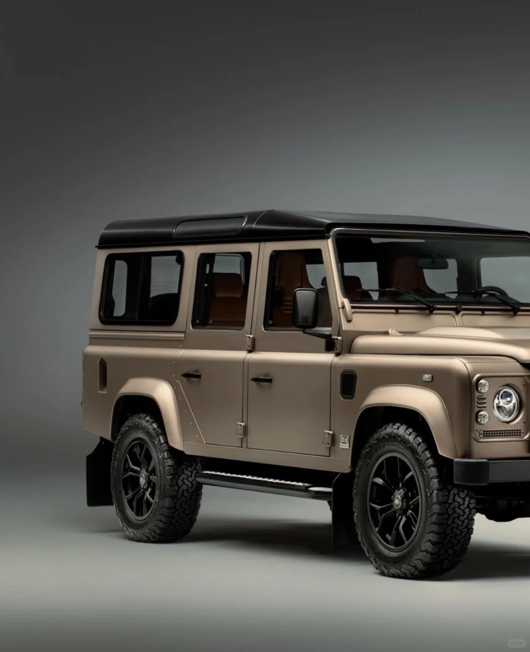 路虎经典车部门翻新的卫士又升级了，给做了个立屏，用起来更方便了，多媒体不多媒体倒