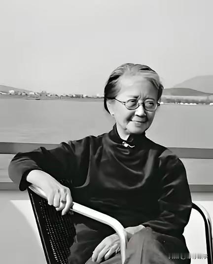 她从不体检，喝隔夜茶，患癌不化疗，活到102岁。医生追问秘诀，她说了两个字，全场