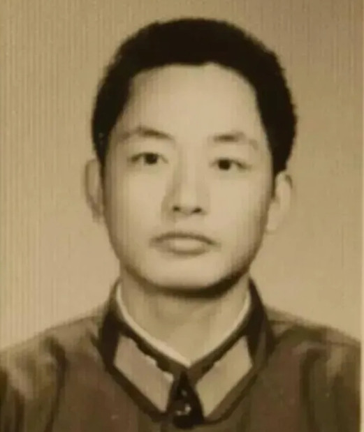 1984年，我军排长在山中巡逻，迎面走来三个解放军战士，还热情地与他打招呼，可他