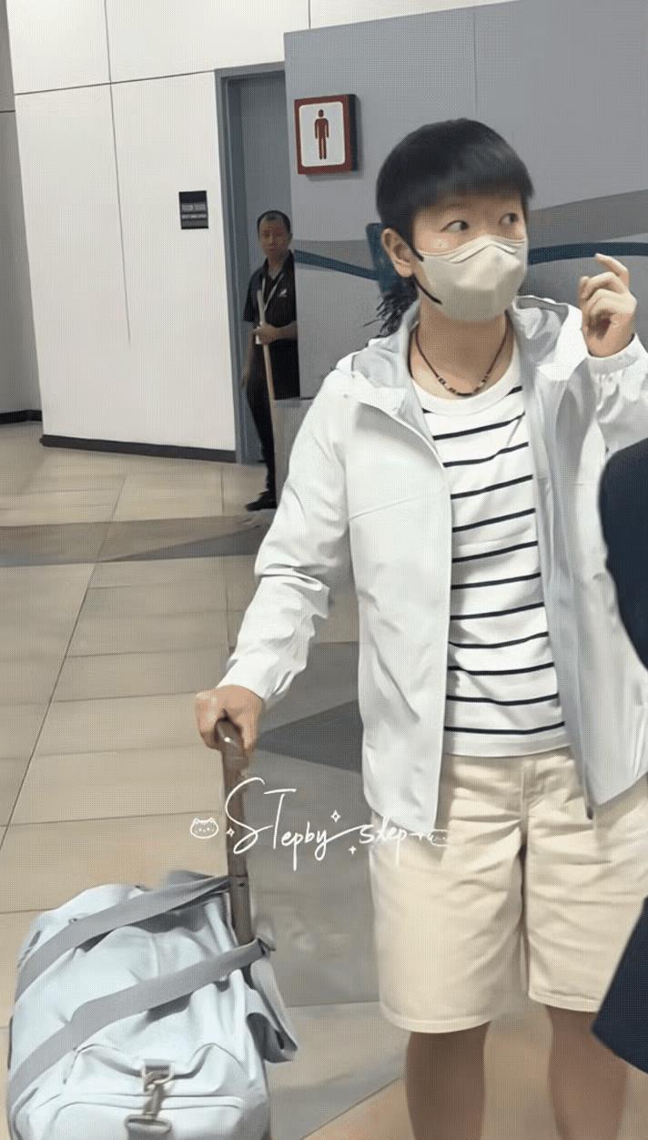 莎莎太可爱了，上完厕所出来一看，咋了？小姐妹们都走了？那慌张的小眼神，太可爱