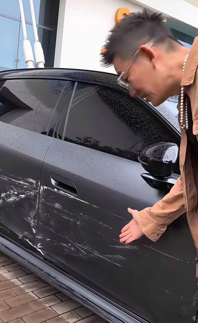 任贤齐新车刚上路被剐蹭，车门变形心疼不已​任贤齐喜提新车还没风光多久，上路便不幸被剐蹭，双侧车门变形