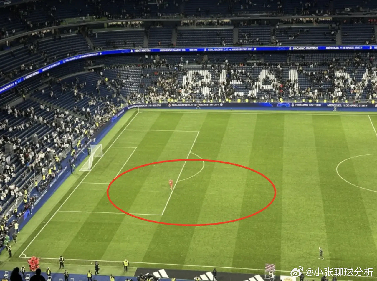 伯纳乌8万人暴怒！高呼78岁老佛爷下课+后者脸色铁青仅1球员谢场北京时间3月