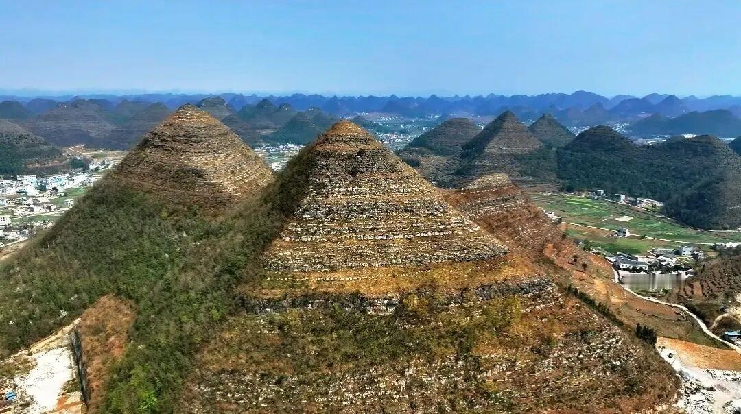 安龙金字塔——山火烧出的金字塔2022年贵州，距安龙县城十公里处，突发山火，