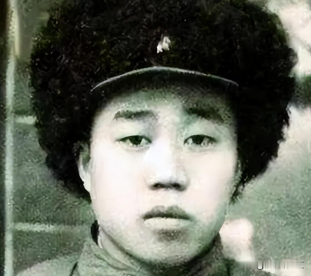 1952年，战士颜邦翼在工作时，突然发现师长有些熟悉，他仔细回想后，就对战友说：