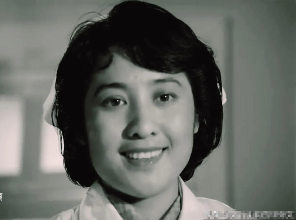 这两个美女护士是双胞胎吗？在《<em>保密局的枪声</em>》中，刘啸尘负伤被抢救过来后，眼前除了