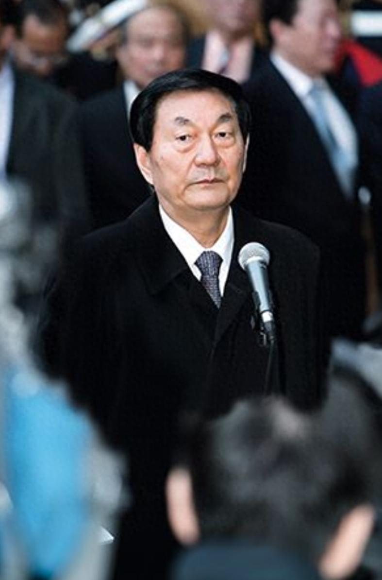 朱老自幼失去双亲，全靠叔伯照料！父母在世时，朱家家境尚可。但是，朱老尚未出世，父