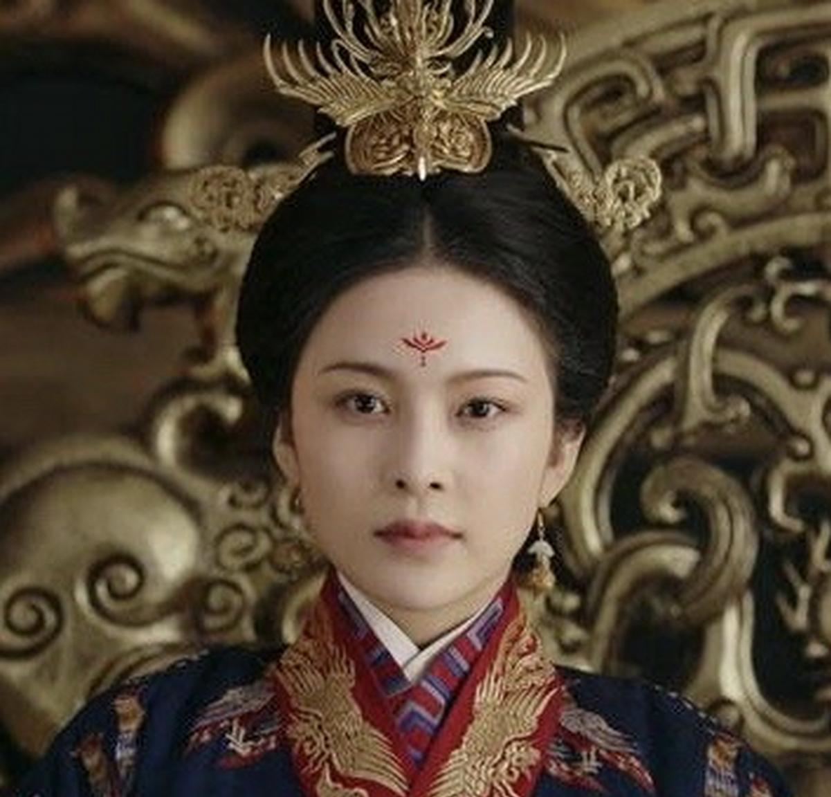 宋真宗赵恒病重，皇后刘娥陪伴在他身边，帮忙处理事务。朝臣们大惊失色，纷纷上书劝谏