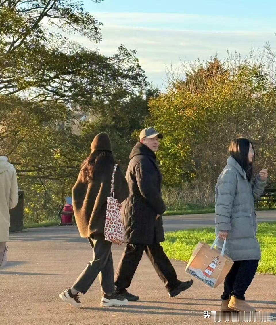网友偶遇沙溢的两个儿子都在英国读书，明星的孩子们都往国外跑了网友晒出偶遇沙溢