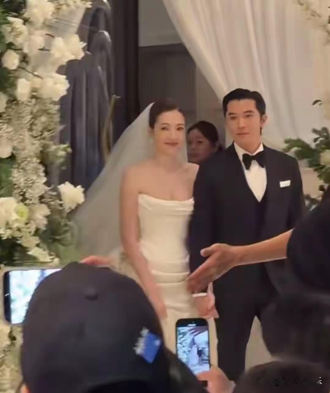 2025年11月28日，台北酒店的婚礼现场，许玮甯轻抚无名指上的定制婚戒，凝视着