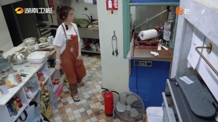 在姜妍身上看到了中餐厅的担当姜妍为了想办法补偿顾客，做了中餐与摩洛哥的结合菜，可