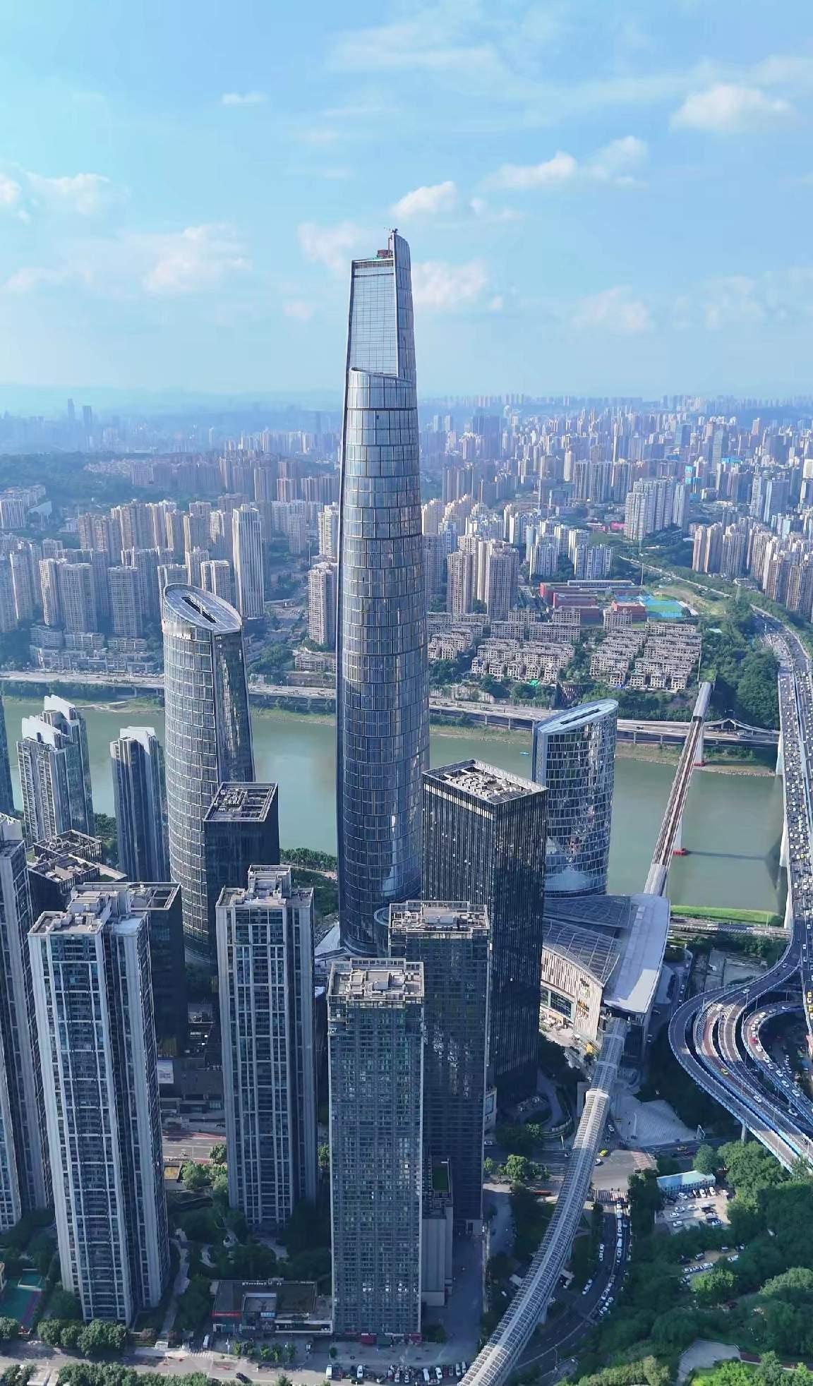 万科在重庆2012年投资兴建的重庆海陆中心，是迄今为止万科己经建成的第一高楼。也