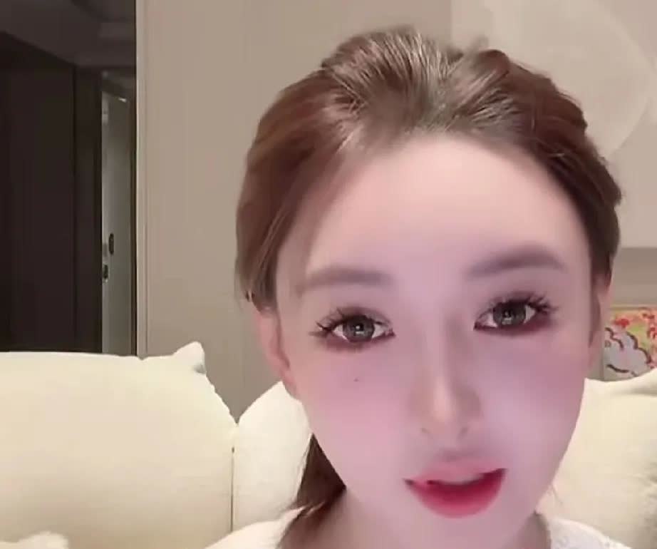 叶珂又说错话了！网友让她不要再“鹅鹅鹅”的笑了，她反驳说她觉得这样很像陈冠希