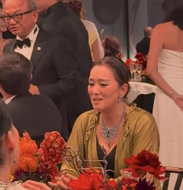 一觉睡醒，全网都在刷巩俐的新动态。是不是全网都知道了？60岁巩俐罕见现身北