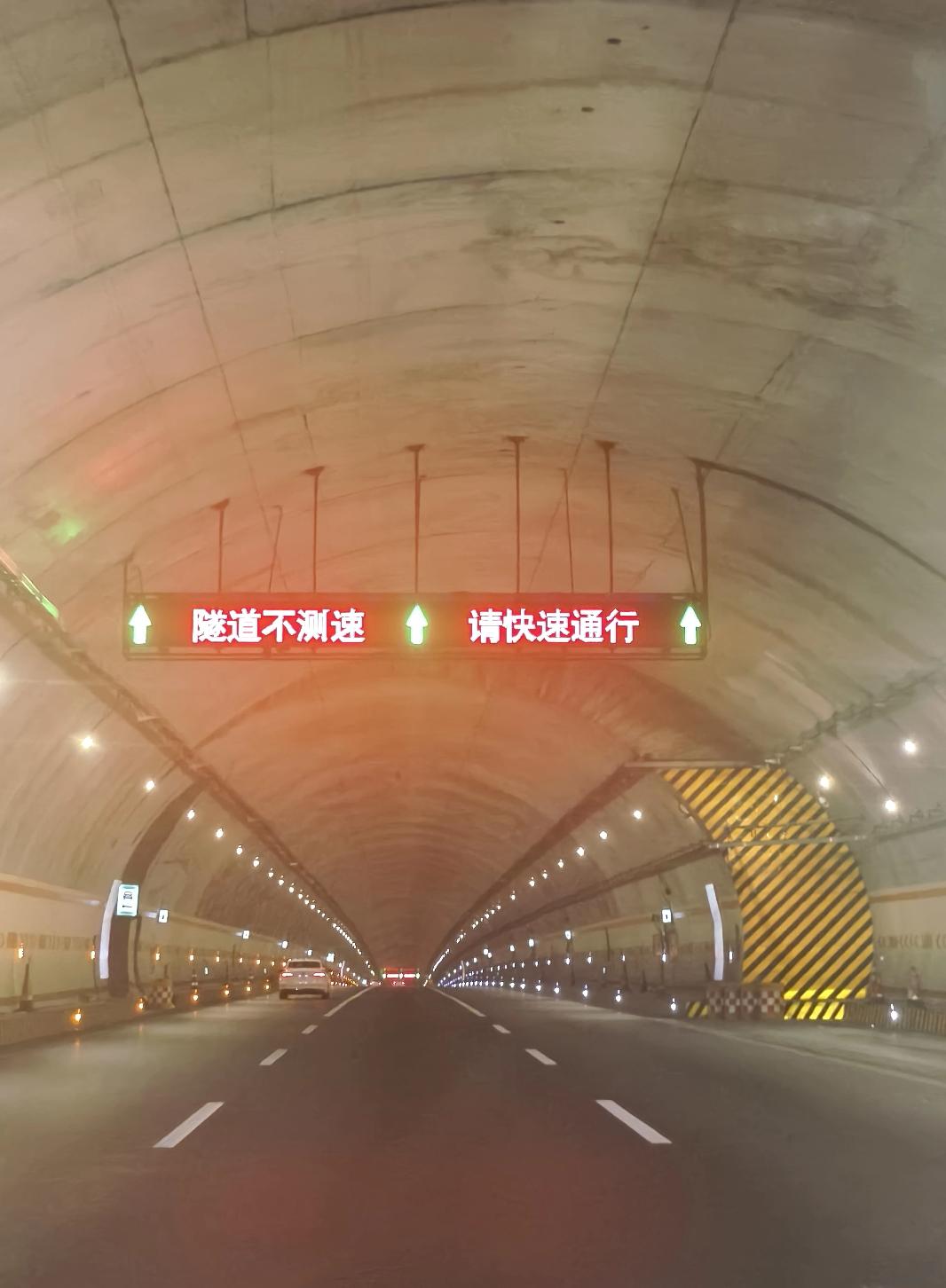 江西的高速真的太友好了，从广东开车去赣州玩，到了江西境内的高速隧道就会显示不测速