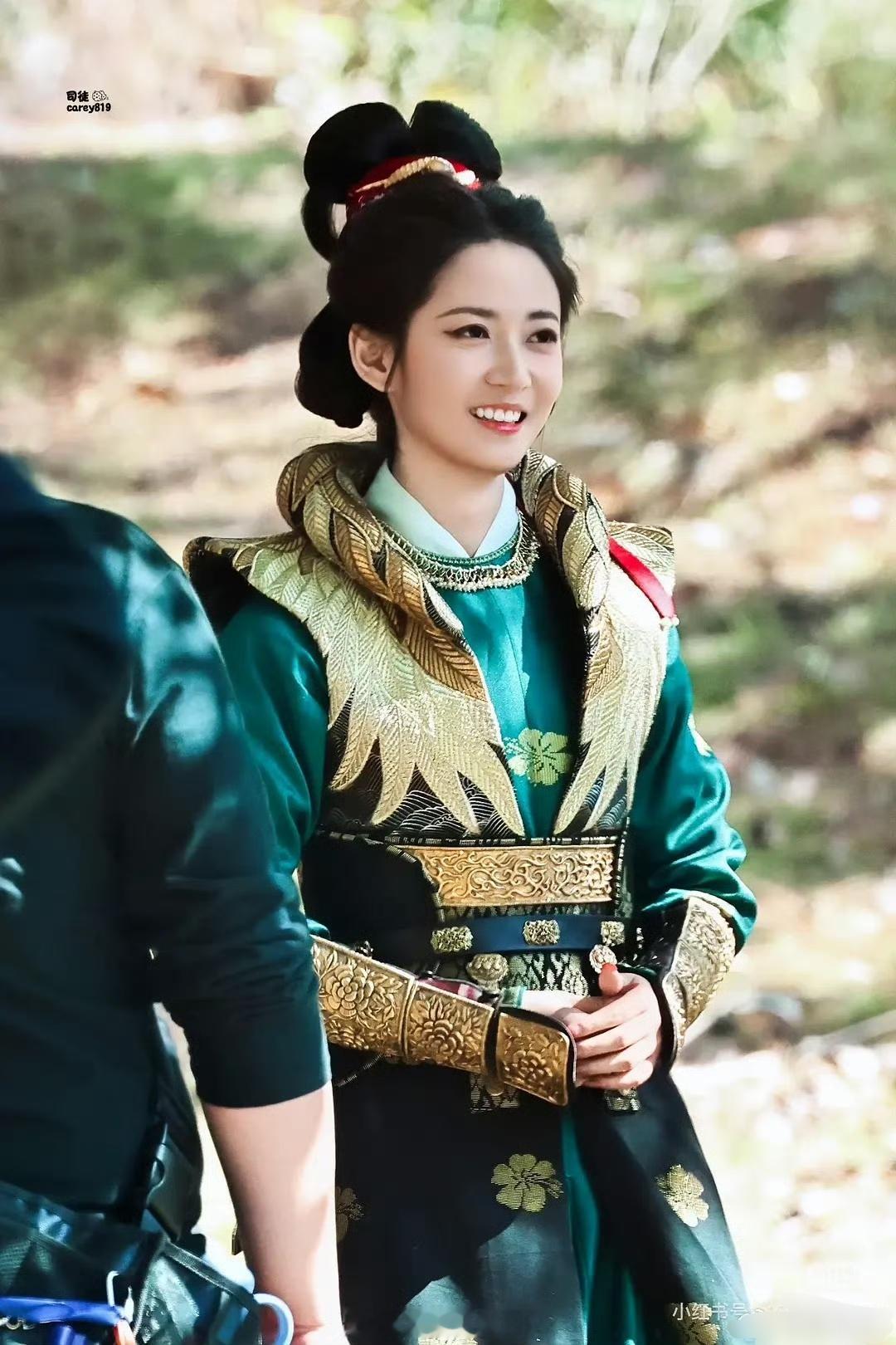 这…陈钰琪牛俊峰穿的什么丑衣服想起葫芦娃